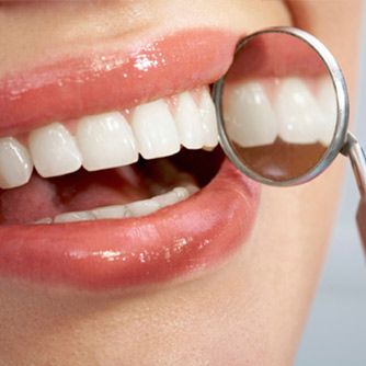 Clínica Dental Dr. López Nieto mujer sonriendo