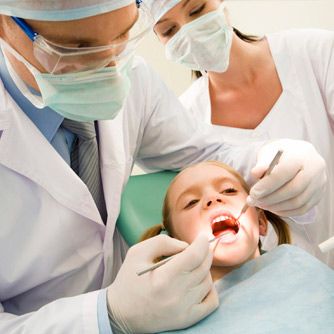 Clínica Dental Dr. López Nieto niña en consulta de odontología